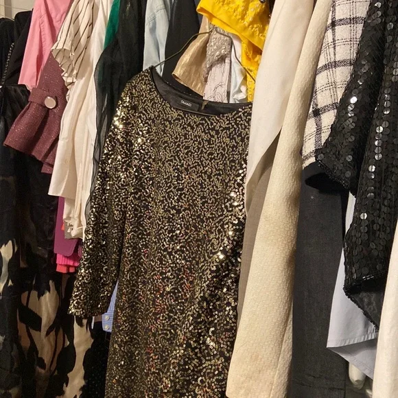 A classic yet vintage dress. No flaws. - Picture 3 of 11